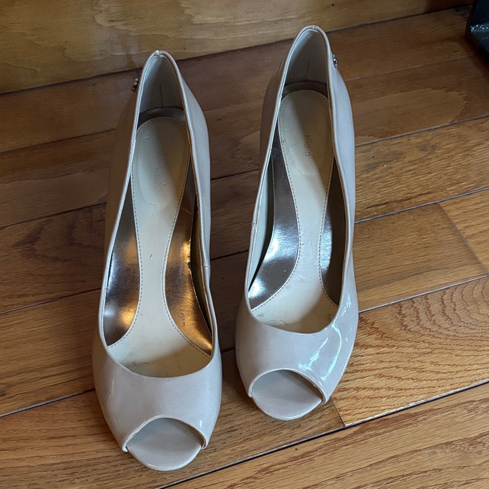Peep-Toe Women's Pumps in Nude
